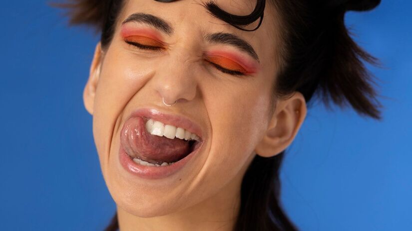 Estudos indicam que pessoas com essa destreza motora fina costumam ser mais criativas e abertas a novas experiências, graças ao perfil exploratório desde a infância/Freepik