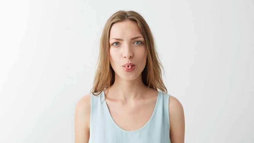 A ciência aponta que o controle do nervo hipoglosso necessário para enrolar a língua está associado a indivíduos que possuem uma melhor gestão das emoções e foco em detalhes/Freepik