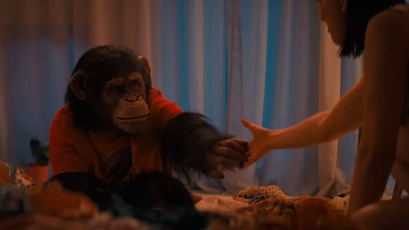 Além da presença do Pai e irmã, o chimpanzé Ben ainda reside no local com eles. Só que Ben acaba se mostrando portador do vírus da raiva (Paramount Pictures/Divulgação)