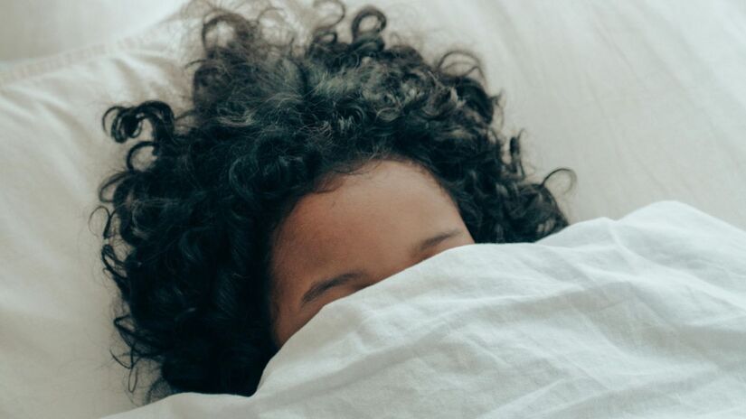 Você sabia que os pés e a região lombar são os pontos onde o corpo mais perde calor? Uma técnica simples é usar garrafas plásticas com água quente envolvidas em meias velhas dentro da cama. Colocá-las nessas áreas específicas ajuda a estabilizar a temperatura corporal e facilita um sono profundo mesmo em quartos sem aquecimento/Pexels