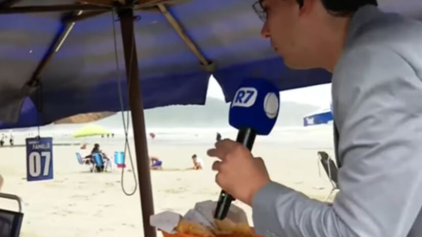 O campeão de A Fazenda confirmou que é do povo: Dudu Camargo interage com banhistas de Praia Grande como novo repórter do Balanço Geral /Reprodução