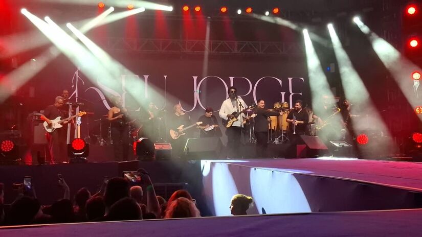 Seu Jorge deixou o palco exatamente às 00h32, dando espaço para o próximo e também aguardado show (Lelo/DL)