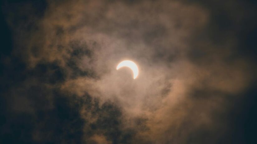 O uso de óculos certificados é indispensável para evitar danos permanentes à visão durante a observação/Pexels