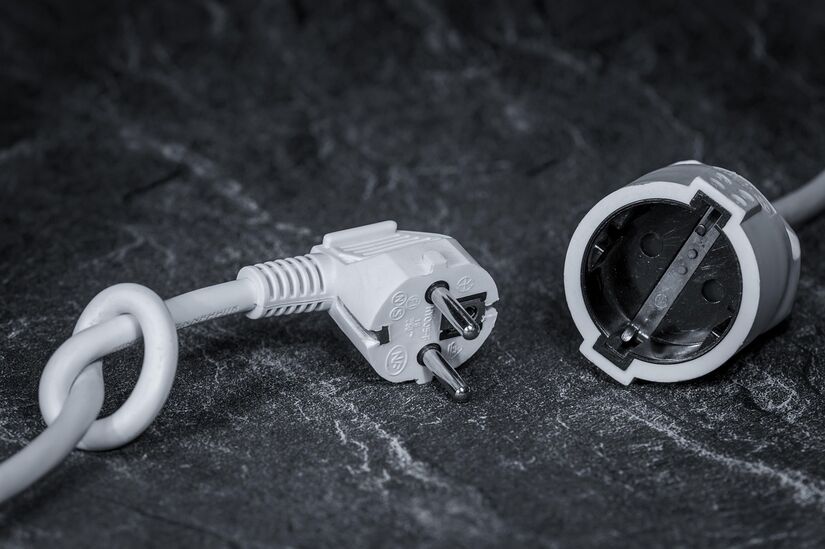 Seguran&ccedil;a come&ccedil;a nos detalhes: desenrolar fios e checar tomadas pode evitar acidentes graves/Pixabay