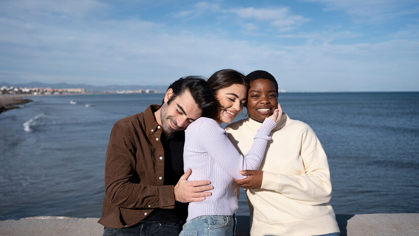 Demonstrar gratidão regularmente fortalece mais a relação do que grandes declarações esporádicas de amor. Freepik