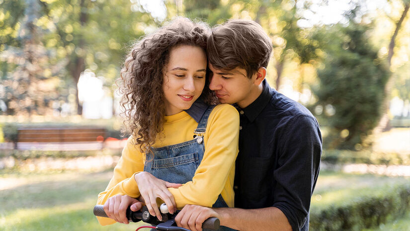 Pequenos gestos diários, como perguntar como foi o dia, têm mais impacto do que presentes caros. Freepik