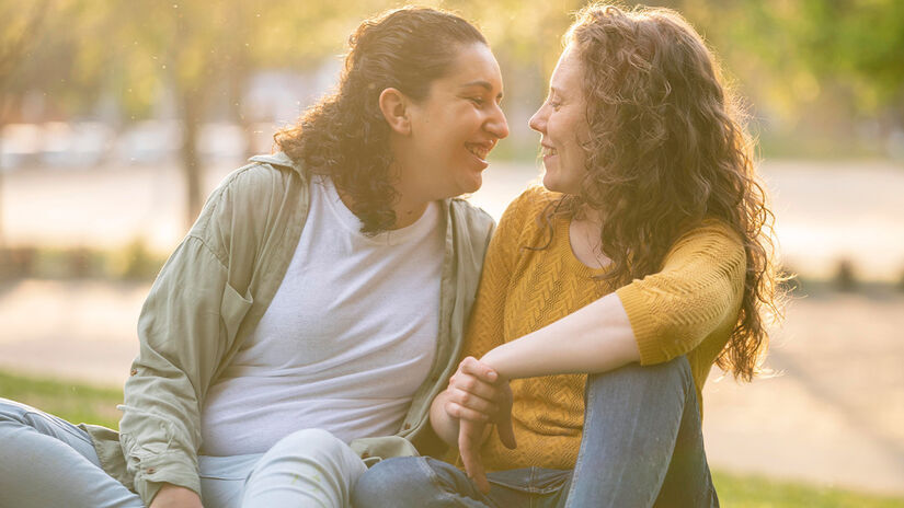 Casais felizes brigam, mas focam no problema, não em ataques pessoais. Freepik