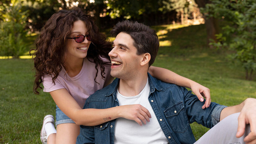 Rir juntos com frequência está associado a níveis mais altos de satisfação emocional no relacionamento. Freepik
