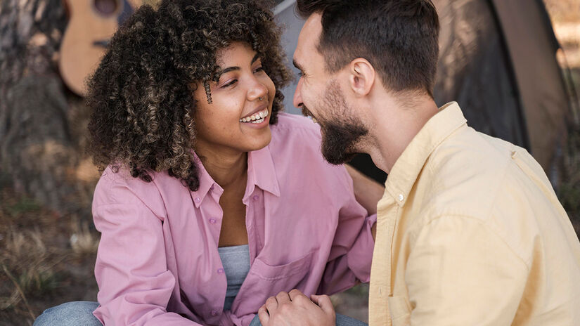 Relações duradouras costumam ter mais momentos de escuta ativa do que de tentativas de "vencer" discussões. Freepik