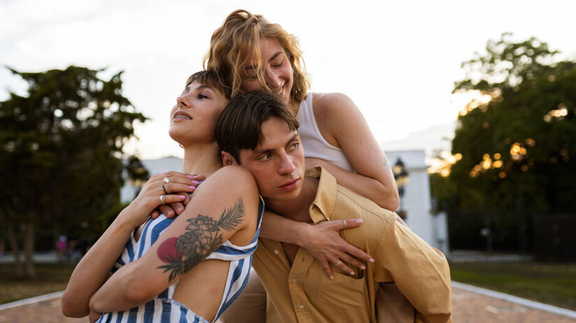 Casais que conversam sobre sentimentos difíceis sem levantar a voz tendem a permanecer juntos por mais tempo, segundo psicólogos. Freepik