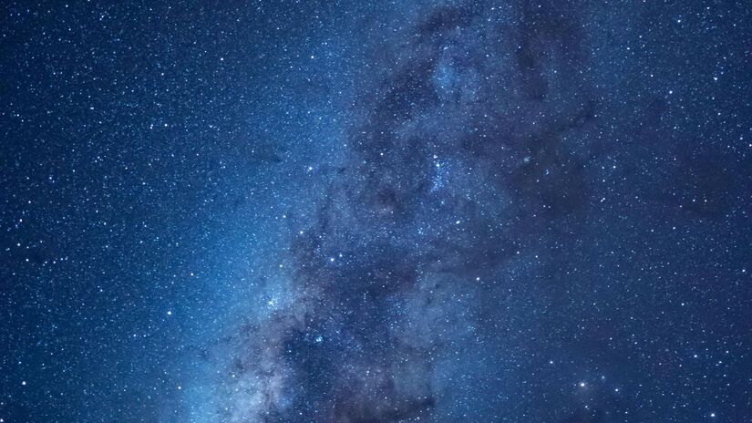 Telescópios modernos permitem que cientistas analisem a luz de astros que brilham há bilhões de anos/Pexels