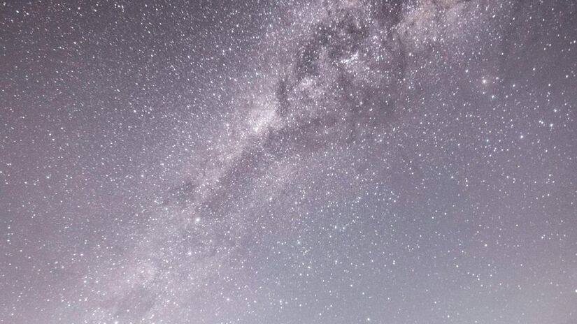 A Via Láctea abriga diferentes gerações de estrelas que contam a história da formação do nosso sistema solar/Pexels