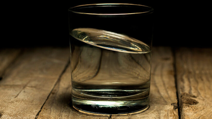 Ao ser ingerida, ela pode retirar minerais das células do corpo, causando desequilíbrio eletrolítico. Pixabay