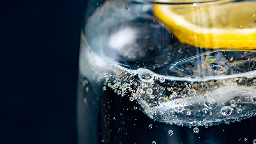 Um litro de água ultrapura pode custar até R$ 400 devido aos processos avançados de purificação. Pixabay