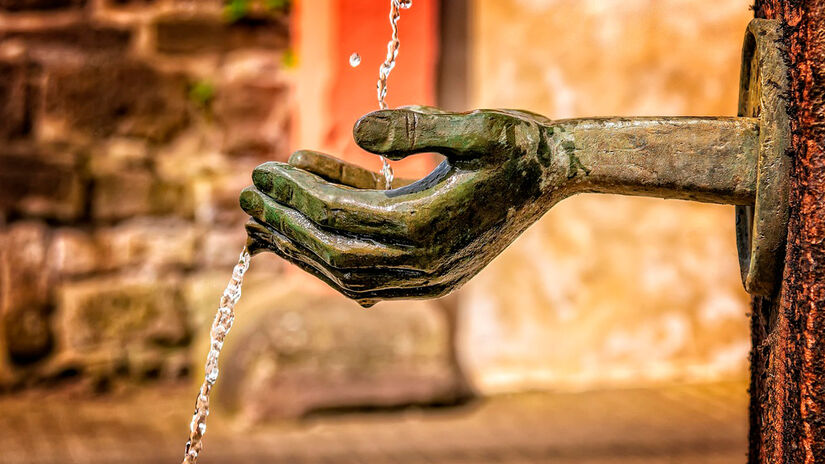 Essa água é tão pura que não existe na natureza, apenas em ambientes controlados de laboratório. Pixabay