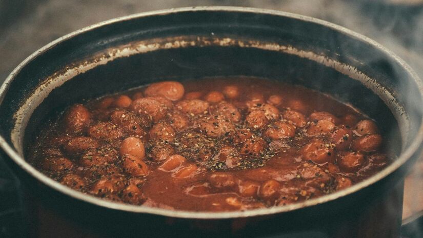 Você sabia que a couve é a melhor parceira do seu feijão? Rica em vitamina C, ela transforma o ferro do grão em uma forma que o seu corpo absorve muito mais rápido, combatendo a anemia de forma natural e saborosa/Unsplash