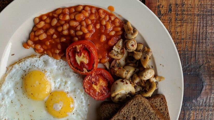 O segredo para um feijão mais saudável está na couve fresca. Como a vitamina C é sensível ao calor, adicione a folha apenas nos minutos finais para garantir a absorção máxima de ferro e cálcio pelo seu organismo/Unsplash
