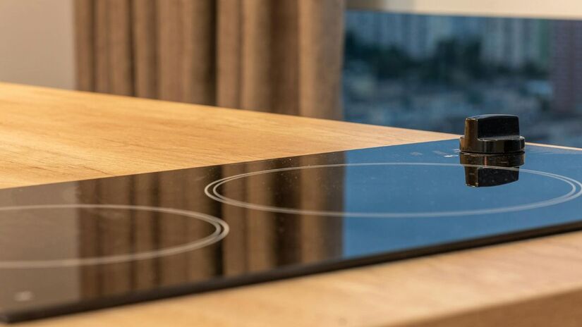 Materiais como mármore e cerâmica de alta resistência são os novos protagonistas das cozinhas inteligentes/Pexels