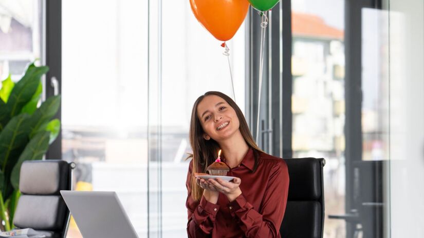 A folga de aniversário pode virar lei e exigir ajustes nas escalas de trabalho/Freepik