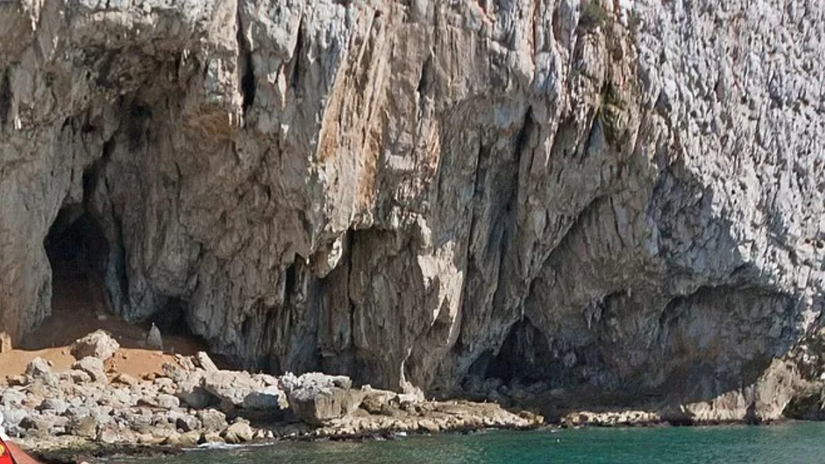 Embora a caverna de Gorham fosse originalmente inacessível, a elevação do nível do mar criou uma entrada/Wikimedia Commons
