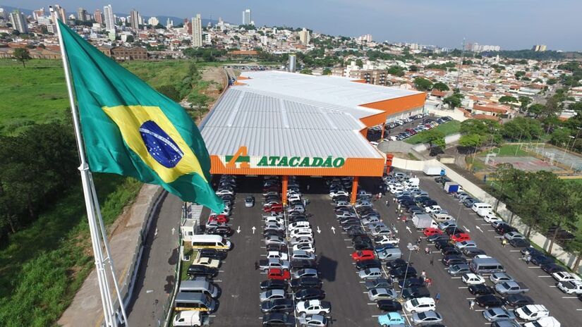 O futuro empreendimento ficará entre a Rua Silva Jardim, a Avenida Perimetral e a Rua Emílio Ribas, em uma região de grande circulação, vizinha ao campus da Unifesp (Atacadão/Divulgação)