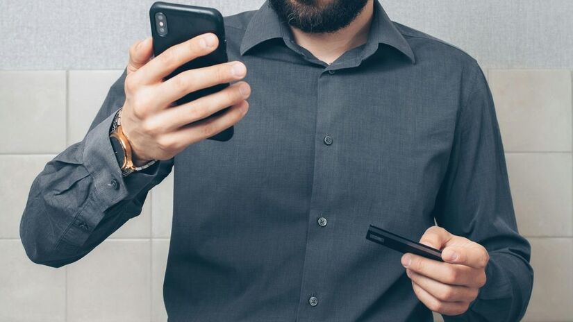 Criminosos usam a engenharia social para aplicar o golpe do falso gerente, induzindo vítimas a contratar empréstimos. Se receber uma ligação suspeita, desligue e ligue você mesmo para o canal oficial da sua agência/Pexels