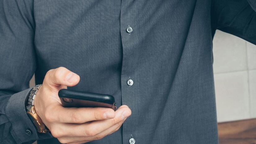 Bancos podem ser responsabilizados por fraudes de terceiros devido a falhas na segurança dos dados. A Justiça entende que proteger o correntista é um risco inerente à atividade bancária, garantindo o direito à contestação/Pexels