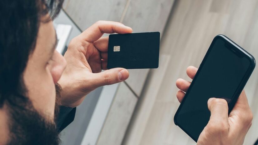 Foi vítima de fraude bancária? O primeiro passo é ligar para o SAC do banco e registrar o Boletim de Ocorrência. É possível conseguir liminares na justiça para suspender cobranças de empréstimos feitos por golpistas/Pexels