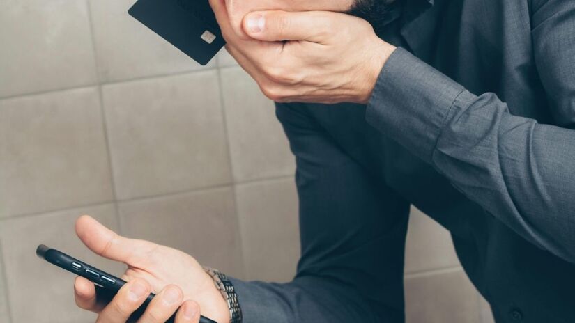 A urgência é a maior arma dos golpistas. No golpe do falso gerente, eles pressionam para que você tome decisões rápidas sob medo. Desconfie de qualquer pedido de transferência imediata em nome da segurança da conta/Pexels