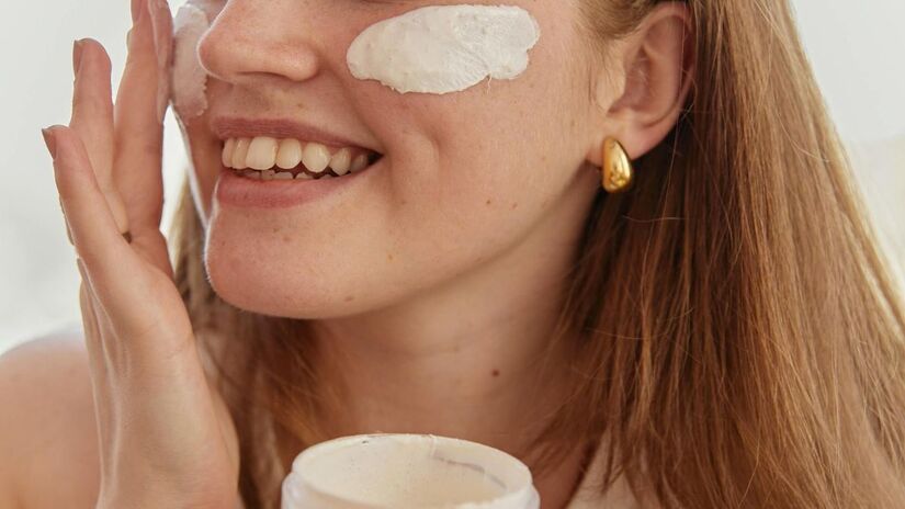 Existe uma grande diferença entre pele hidratada e pele oleosa. Enquanto a oleosidade é excesso de sebo, a hidratação é a presença de água nas células. No verão, o uso de água termal ao longo do dia é uma excelente estratégia para repor minerais perdidos com o suor e manter o viço do rosto sem estimular a produção de gordura/Pexels