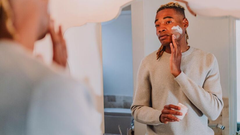 A pele ao redor dos olhos é a mais fina do corpo e sofre intensamente com o ressecamento causado pelo calor. Como o suor tende a acumular nessa região, é essencial aplicar produtos leves que acalmem a área. Evitar esfregar os olhos e manter a hidratação em dia ajuda a prevenir linhas de expressão precoces acentuadas pelo sol/Pexels