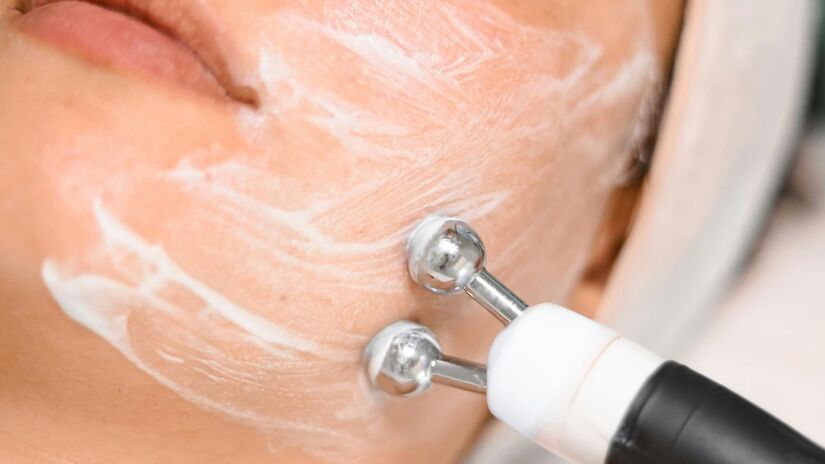 Para manter o rosto saudável nos dias quentes, procure produtos que contenham ácido hialurônico ou niacinamida. Esses ativos conseguem reter a umidade na pele de forma leve e ainda auxiliam no controle da oleosidade e na uniformização do tom do rosto, sendo grandes aliados antes da aplicação do protetor solar diário/Pexels