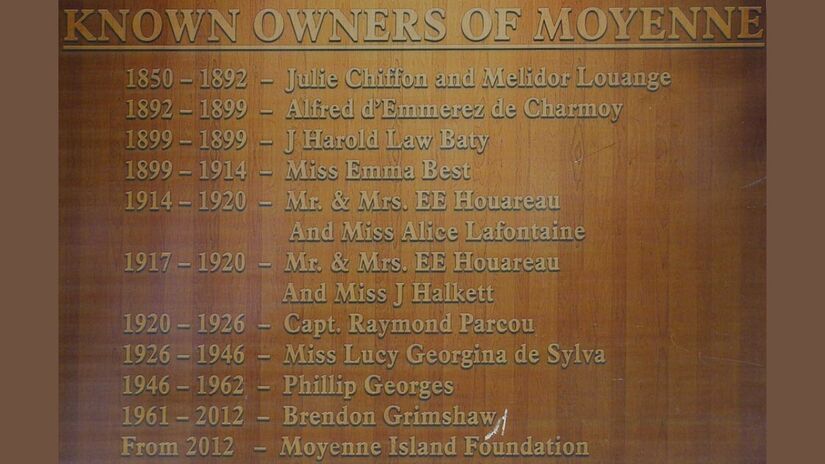 Painel informativo em Moyenne Island, em Seychelles, apresenta aos visitantes dados históricos / Xjschx/Wikimedia Commons