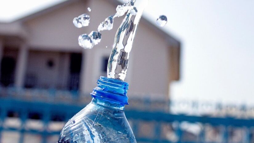 O consumo frequente de água engarrafada pode levar à ingestão inconsciente de milhares de microplásticos. Foto: Pixabay/Reprodução.