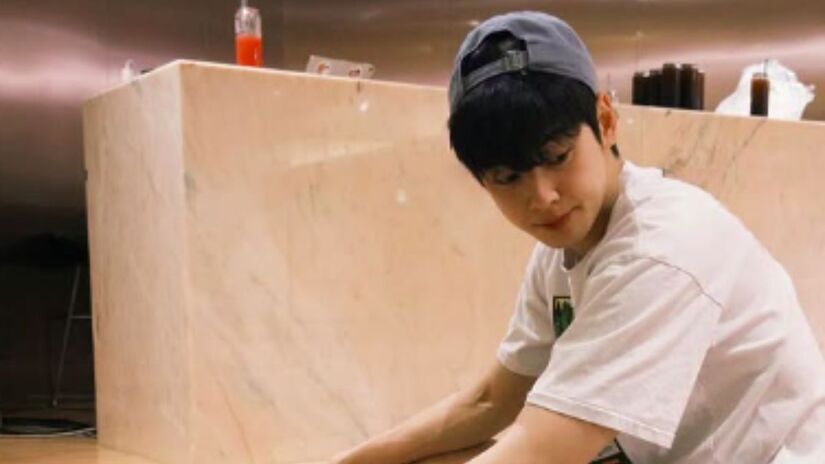 Mesmo cumprindo o serviço militar obrigatório, o artista se pronunciou nas redes sociais e afirmou que irá cooperar integralmente com os procedimentos fiscais em andamento. Captura de tela/Instagram/@eunwo.o_c
