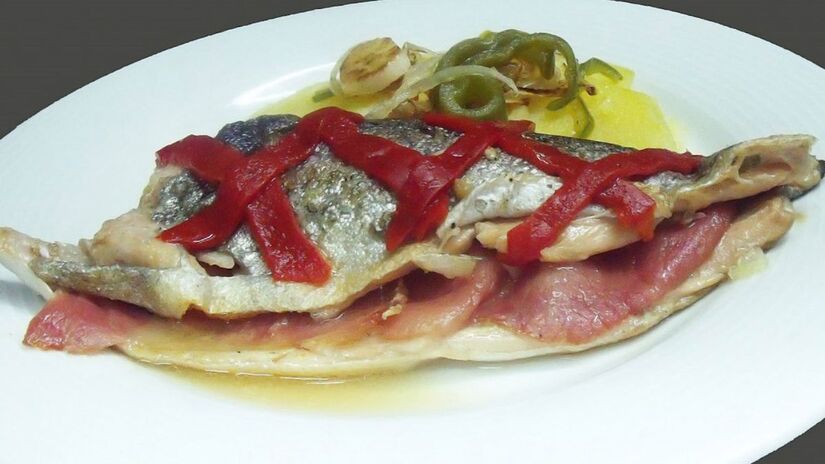 Clássico da culinária espanhola, o Truchas a la Navarra combina truta frita com presunto serrano, limão e azeite. Divulgação/Tasteatlas