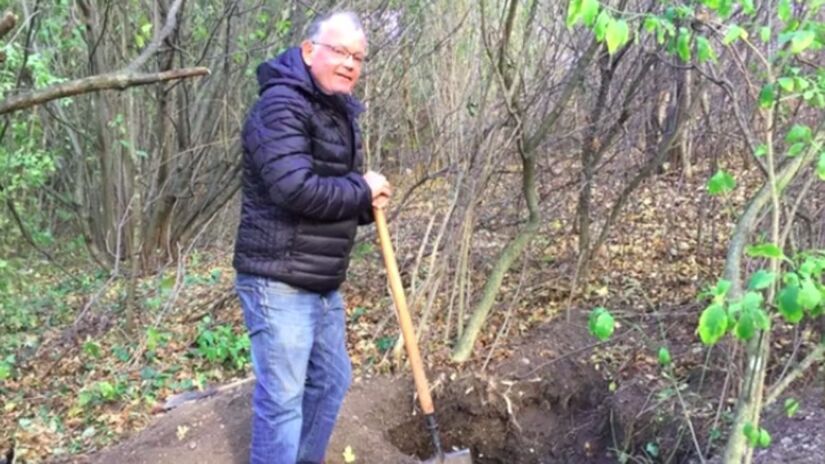Utilizando detectores de metal, Jan encontrou uma caixa com joias de sua falecida mãe, além de objetos históricos e simbólicos da família. Captura de tela/YouTube/Pen News Archive