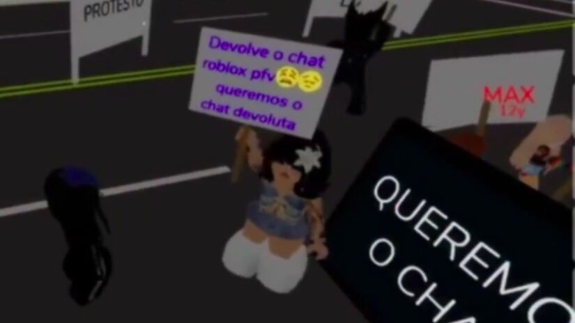 Crianças utilizam placas dentro do Roblox para protestar contra a restrição do chat, levantando debates sobre liberdade de expressão e segurança digital. Reprodução/X/Captura de tela