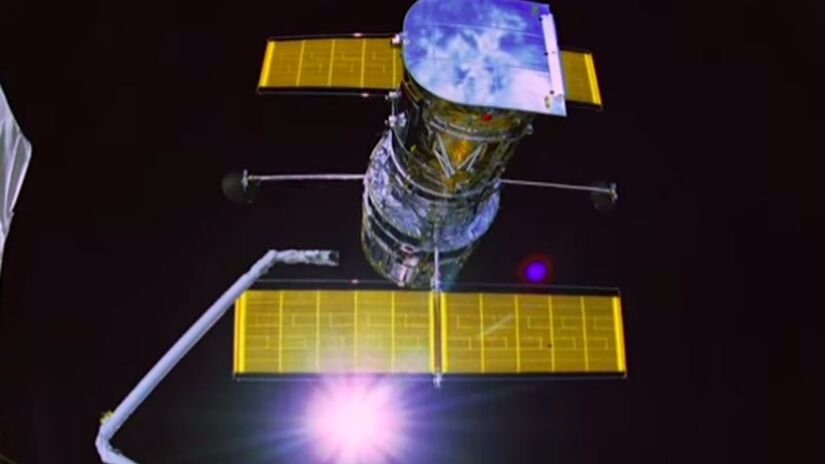 Com o auxílio de Inteligência Artificial, o telescópio espacial Hubble identificou mais de 1.400 fenômenos cósmicos raros, incluindo centenas de objetos inéditos até então desconhecidos pela ciência. Captura de tela/YouTube/Nasa Goddard