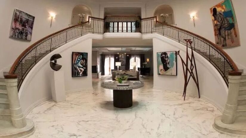 O im&oacute;vel chegou a ser aberto para os f&atilde;s da s&eacute;rie poderem conhecer o interior dela (Peacock/Reprodu&ccedil;&atilde;o)