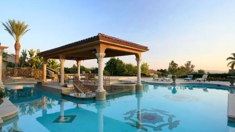 S&oacute; que a propriedade n&atilde;o fica no luxuoso bairro de Bel-Air, mas sim em Brentwood, outra regi&atilde;o nobre de Los Angeles (Peacock/Reprodu&ccedil;&atilde;o)