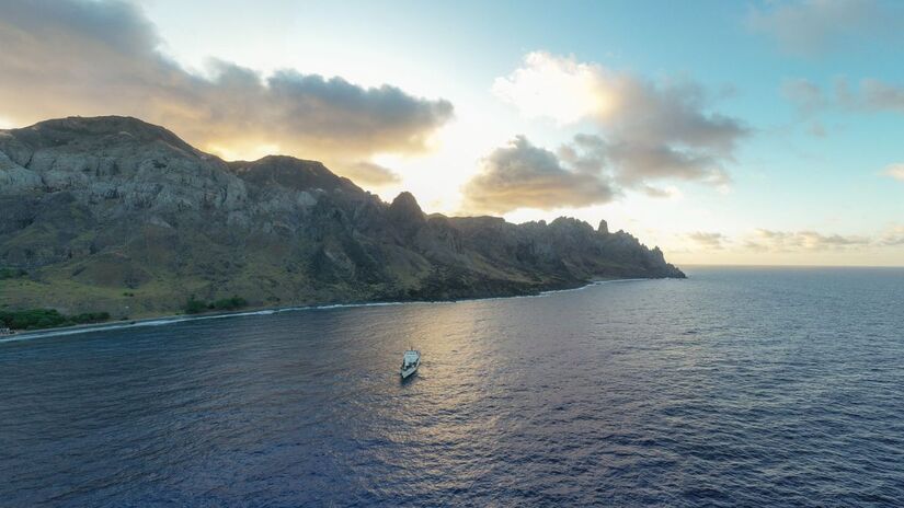 Além da riqueza natural, a ilha é cercada por lendas de tesouros piratas e registros históricos de supostos avistamentos de OVNIs em 1958/Marinha do Brasil