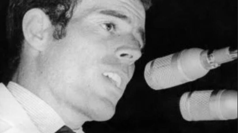 O astro detém o título do Guinness World Records como o artista latino masculino que mais vendeu álbuns na história, consolidando-se como um ícone global da música romântica/Instagram