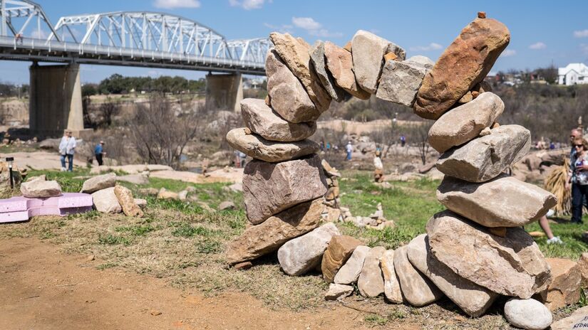 Campeonato de empilhamento de rochas realizado em 2014 no rio Llano, com destaque para a ponte histórica construída em 1936 / Pixabay