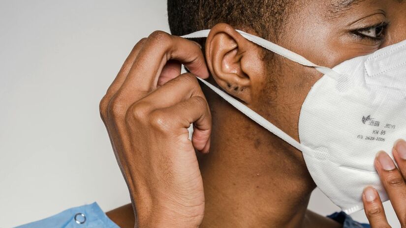 Em algumas cidades da Índia, as restrições em relação ao uso de mascaras já retornaram (Klaus Nielsen/Pexels)