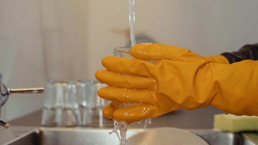 Manter a cozinha organizada enquanto cozinha reduz os níveis de cortisol, evitando que o cérebro registre a bagunça como estresse/Pexels