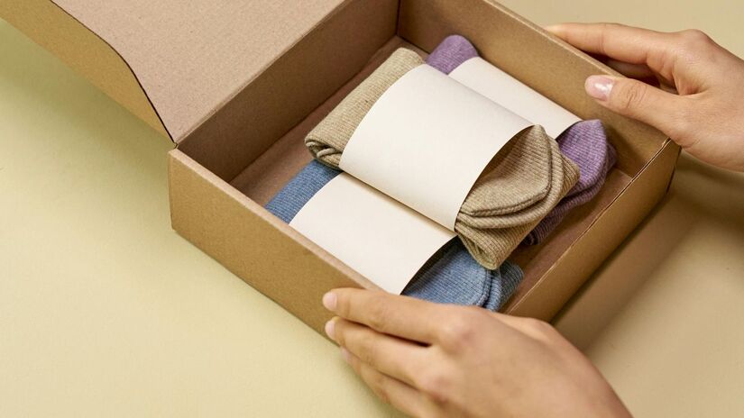 Quer que suas meias durem o dobro do tempo? Lave-as do avesso! Esse truque japonês evita o atrito direto das fibras externas com o tambor da máquina, prevenindo a formação de bolinhas e o desbotamento de estampas ou bordados. Higiene e economia em um só gesto/Pexels
