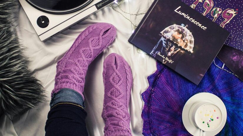 Existe uma exceção para a regra do avesso: a sujeira pesada. Se você caminhou sem sapatos ou pegou lama e poeira, lave-as do lado normal para que o fluxo de água remova os resíduos sólidos primeiro. O segredo é adaptar a lavagem ao seu dia a dia/Pexels