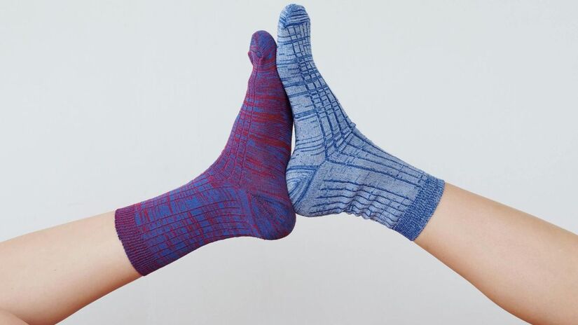 Para aquelas meias brancas que insistem em ficar encardidas, especialistas recomendam o uso de alvejantes à base de oxigênio de tempos em tempos. Combinar isso com a lavagem do avesso garante que as bactérias sejam eliminadas e o tecido recupere o brilho original/Pexels