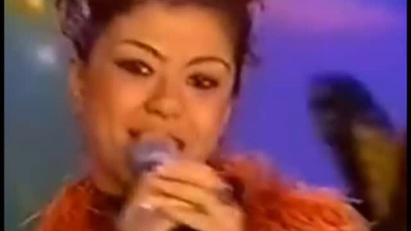 O hino do desapego teve um empurrãozinho de um encontro casual em estúdio. Luka estava gravando quando o cantor Latino ouviu a composição e sugeriu o icônico improviso, que deu a identidade final à faixa. A parceria inesperada resultou em um marco cultural que atravessou décadas e ainda é lembrado pelo público/Reprodução